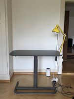 Höhenverstellbarer Arbeitstisch