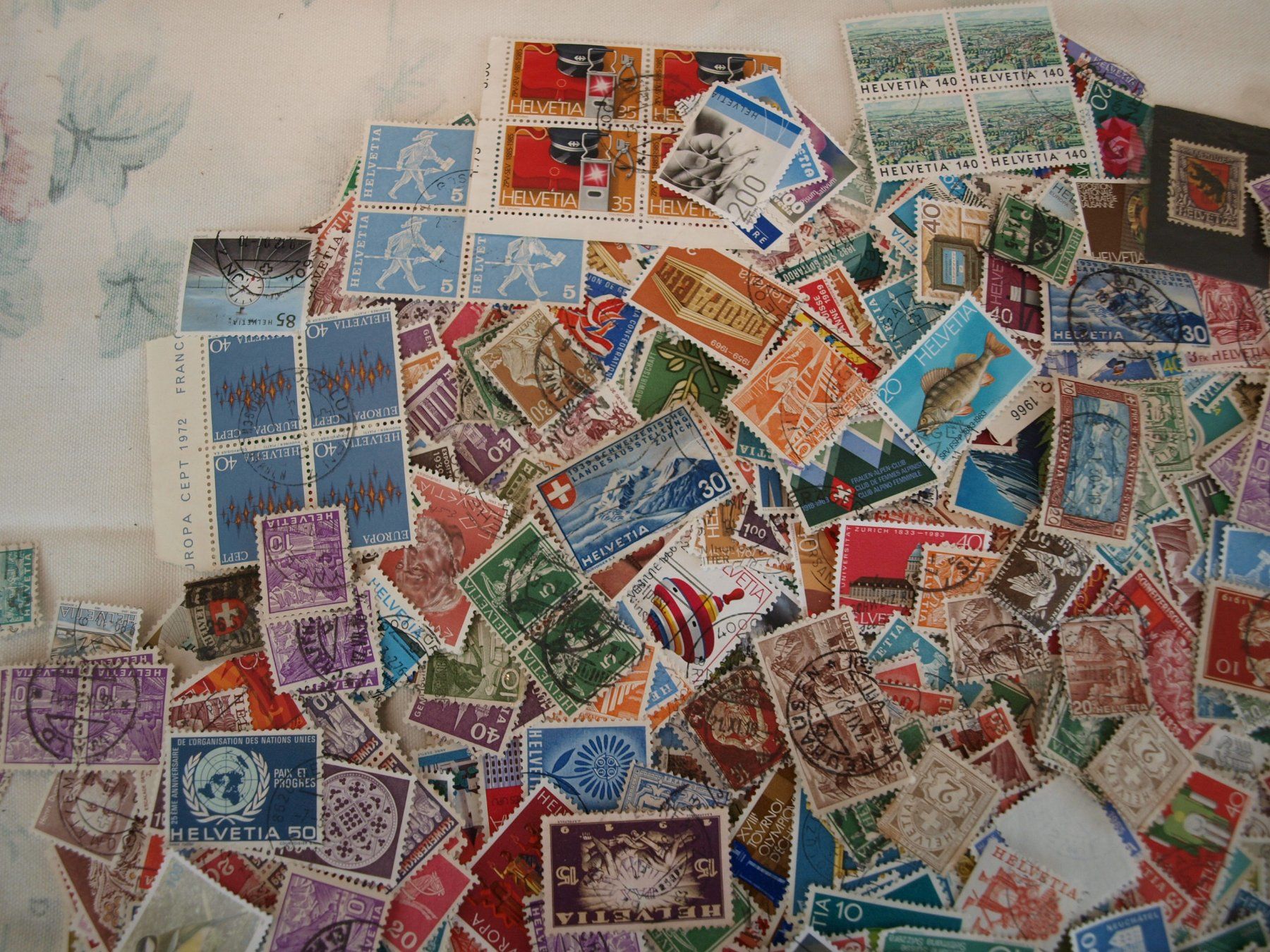 Tutti i francobolli: 1000 Schweizer Briefmarken über 70g Gebraucht siehe Bilder – Usato da Aarau venduto da Marcele0 1