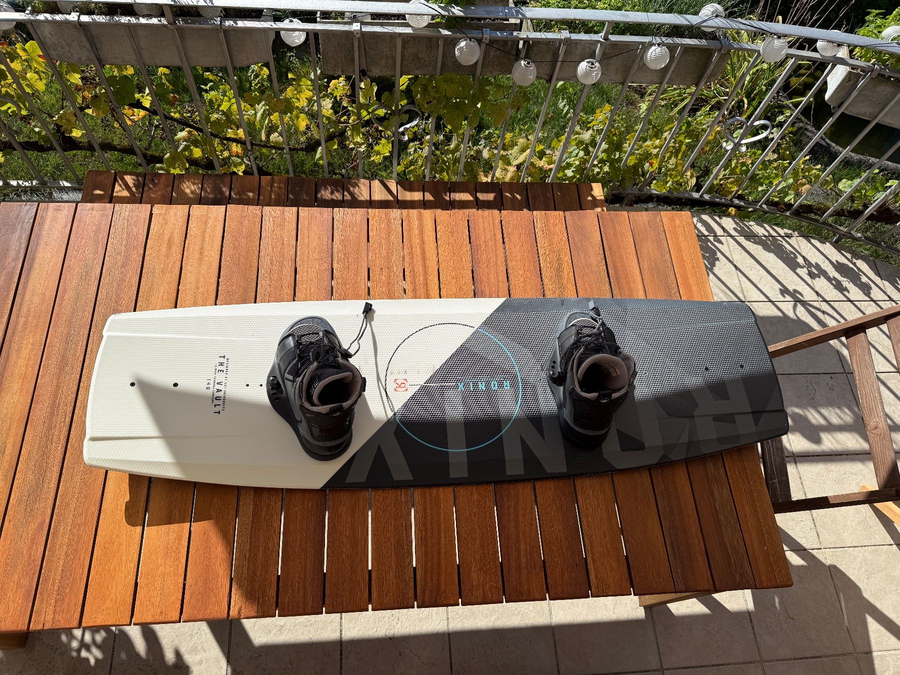 Ronix Planches de surf: Ronix Vault Wakeboard 140 cm inkl. Liquid Force Bindung – D'occasion à Luzern par ra5_6ls2
