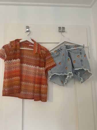 Bluse orange gemustert und Jeansshorts Grösse M