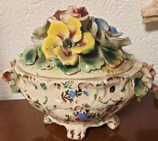 Porzellandose mit Blumendekor akzeptabler Zustand