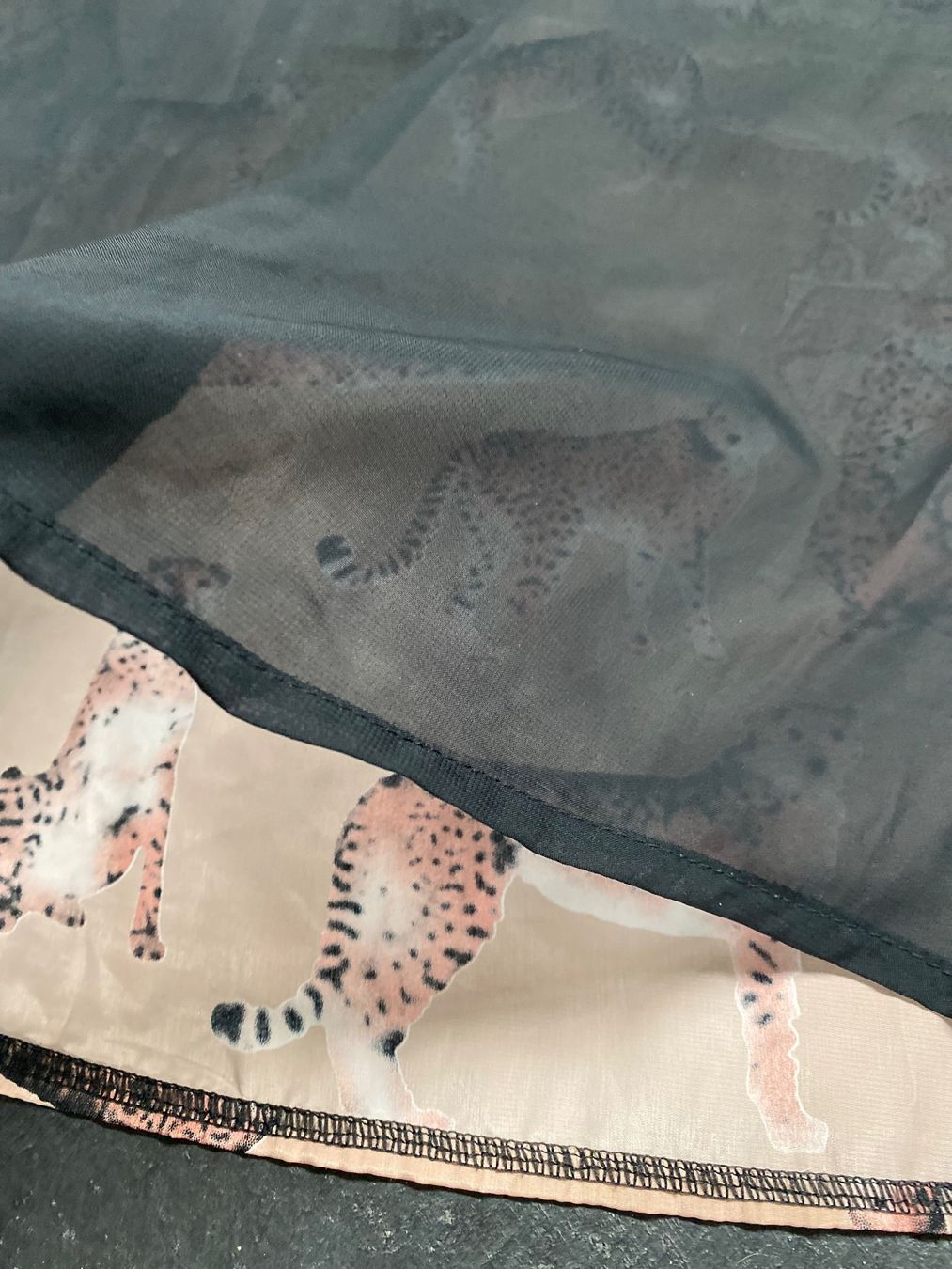 Tops: Top Viskose mit Gepardenprint – Gebraucht aus Chur von simhofstr 4