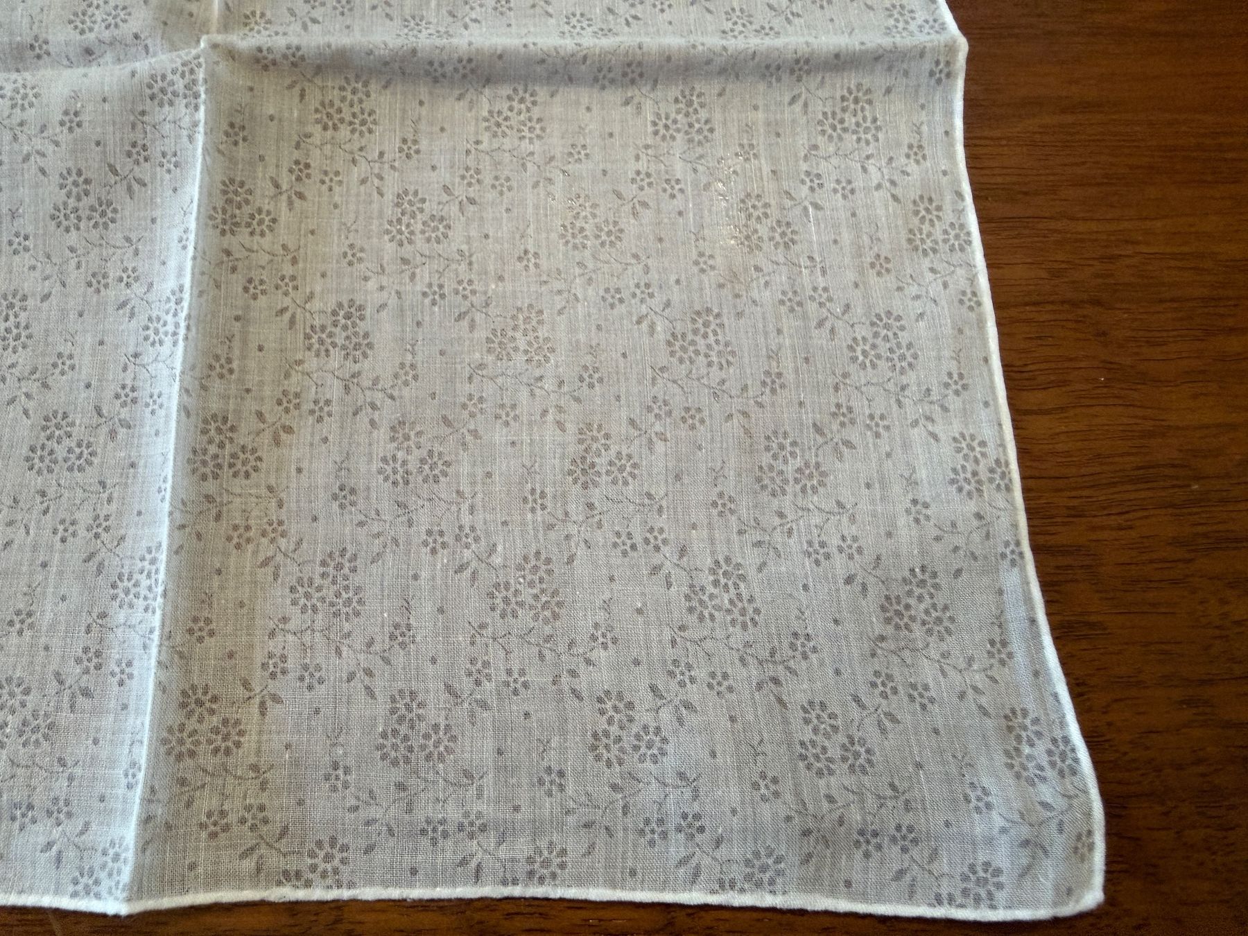 Altro in  Abbigliamento & Accessori: Stofftaschentuch weiss mit Blumenmuster gebraucht – Usato da Erstfeld venduto da Mario_boe0 1