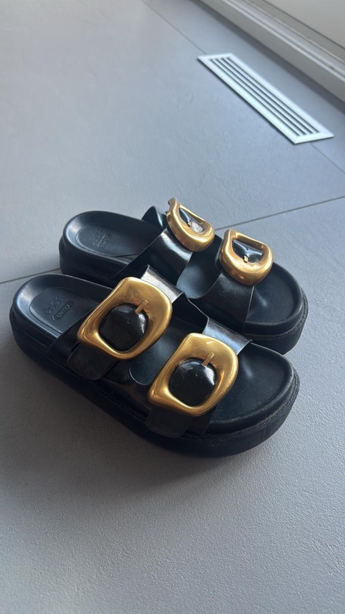 Scarpe da donna: Sandales noires élégantes avec boucle dorée - Taille 37 – Usato da Fully venduto da Melvin5 1