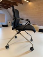 15 Bürostühle, schwarz mit Stoffbezug und Rollen