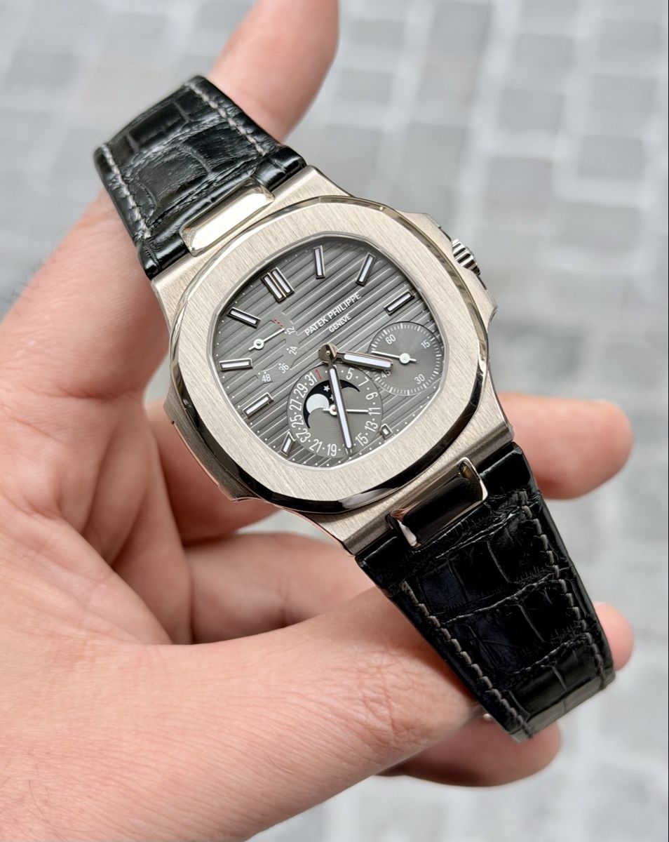Patek Philippe Orologi: Patek Philippe 5712 Moonphase 18K Whitegold – Usato da Zürich venduto da WATCHROOM