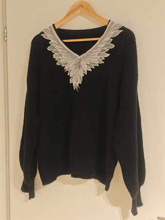 Schwarzer Strickpullover mit Zierstickerei, Grösse XL, neu