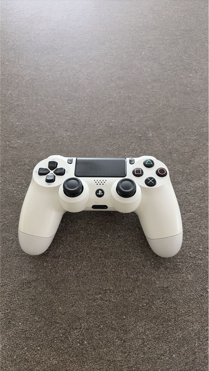 Sony Controller: White PS4 Controller - Good Condition – Usato da Wettswil venduto da scoperos