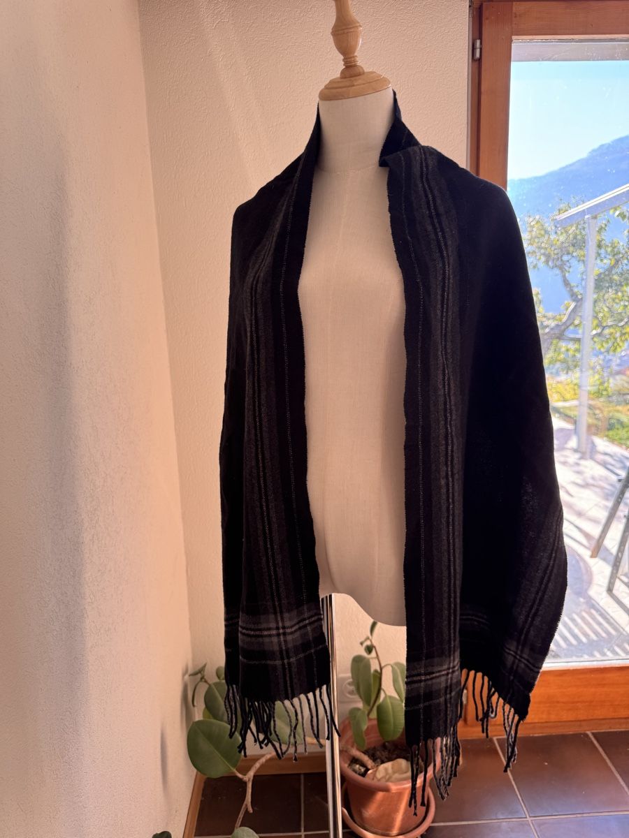Foulard & Sciarpe: 100 wool Unisex Scarf in Black Grey Pattern  – Nuovo (secondo la descrizione) da Veyras venduto da ValClasse 3