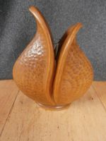 kleine Blumenvase aus Holz mit Glasbehältnis