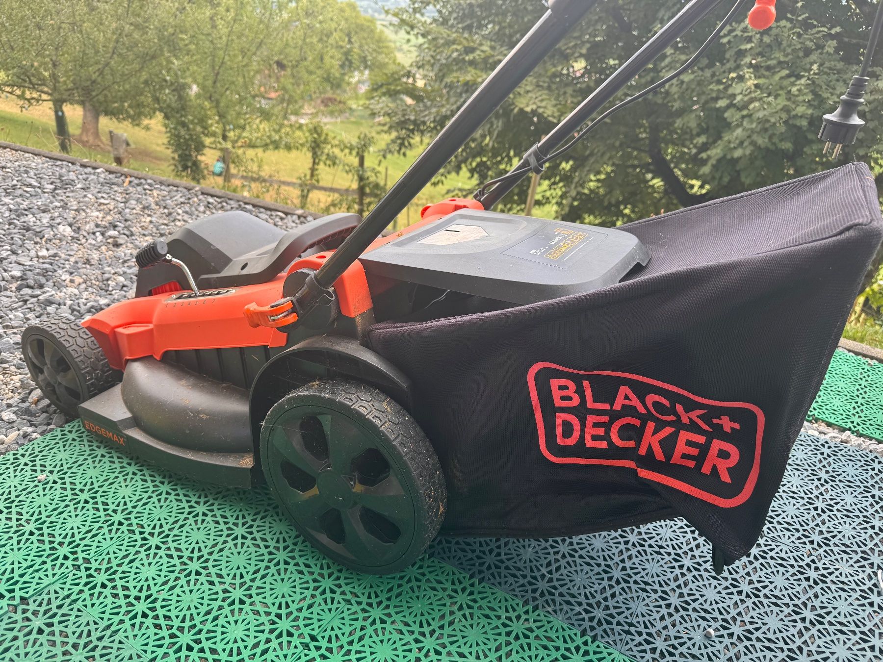 Tondeuses à gazon: Elektro-Rasenmäher Black & Decker mit Kabel – D'occasion à Grabs par Geronimo9472