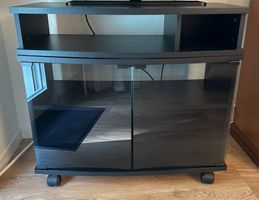 TV-Möbel schwarz mit Glastüren auf Rollen