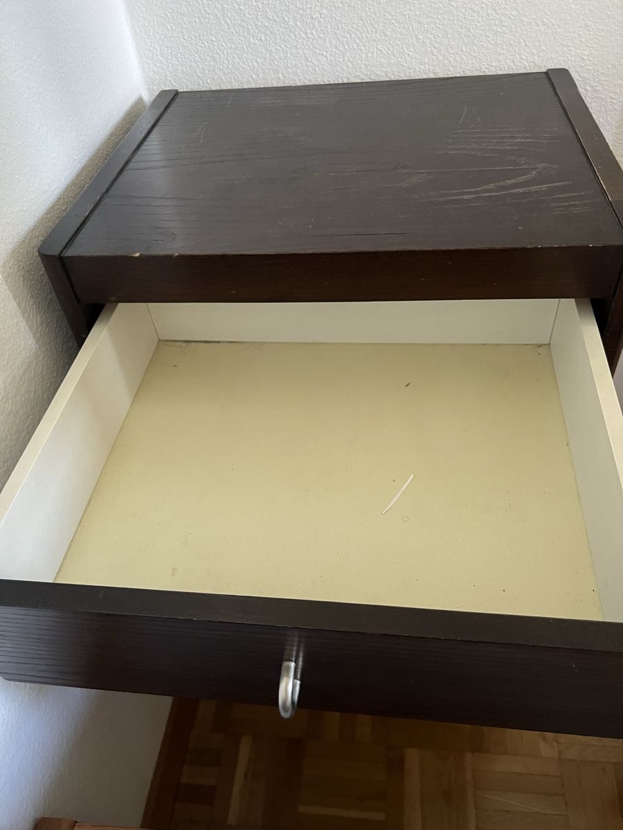 Comodini: Dunkles Holz Nachtkästchen/Kommode mit 5 Schubladen – Usato da Zürich venduto da n_89 2