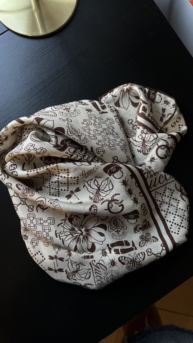 Gucci Foulard & Sciarpe: Seidenschal Gucci 90x90cm – Usato da Bern venduto da sheela3000