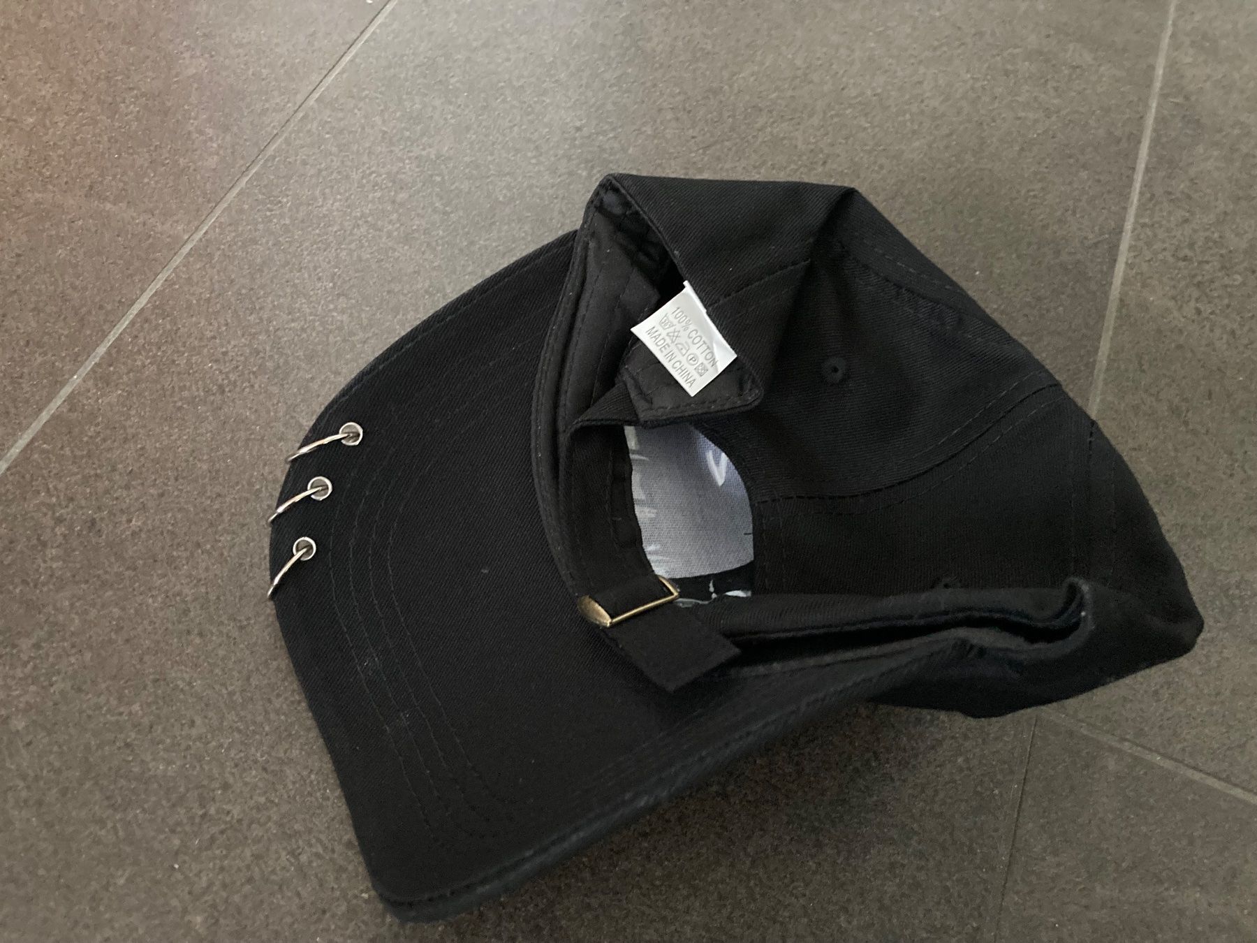 Altro in  Abbigliamento & Accessori: Rock Style. Schwarzes Cap mit Ketten und Ringen – Nuovo e nell'imballaggio originale da Buttisholz venduto da Bellabusi 2