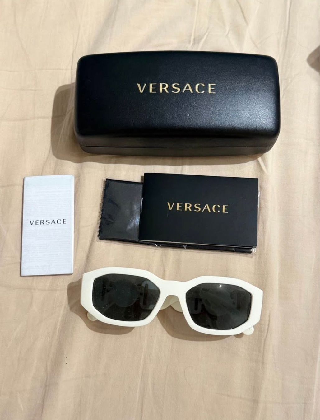 Versace Lunettes & Verres: Lunettes Versace blanches – Neuf avec emballage d'origine à St-Aubin FR par Yannick.D