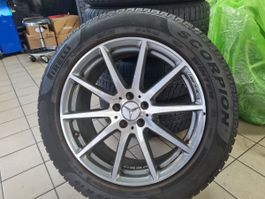 Winterreifen mit Felgen der Marke Pirelli | Neupreis: ~4’500