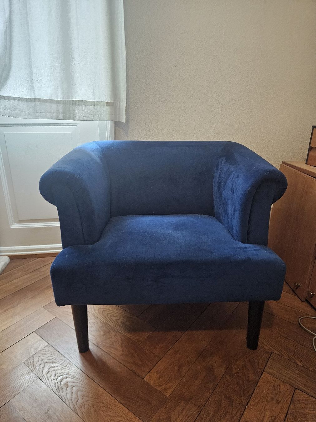 Fauteuils: Gemütlicher samtiger blauer Sessel – D'occasion à Basel par lic_q9m2 2