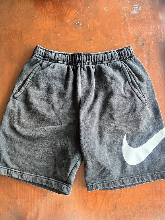 Pantaloni: Pantaloncini Nike Swoosh  Nero e Grigio – Usato da Porza venduto da bia_lvz2