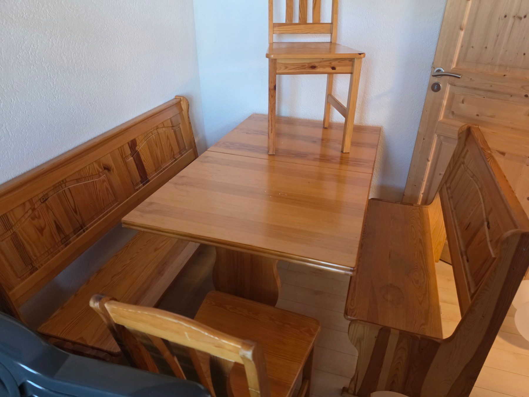 Conforama Set tavolo e sedie: Banc d'angle, table et 2 chaises – Usato da Leysin venduto da jes_2dvb 1