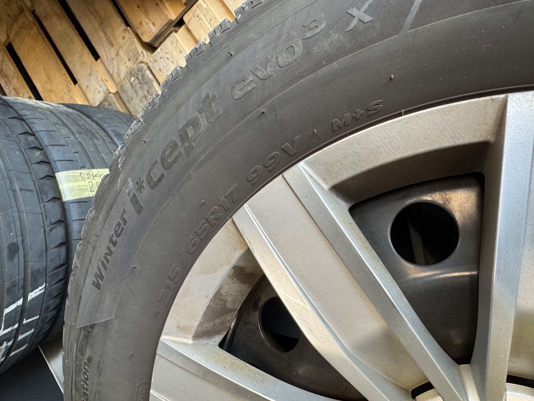 Volkswagen Pneumatici & Ruote complete: VW Tiguan Winterkompletträder – Usato da Schlieren venduto da S2K 2