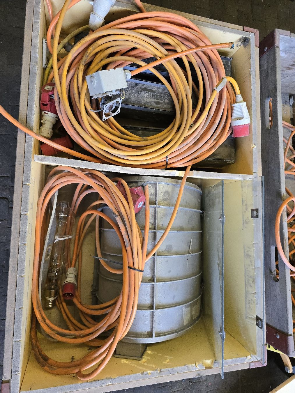 Lampade: 2000 Watt Strahler Baustelle Halle – Usato da Frümsen venduto da M.dnaleiw