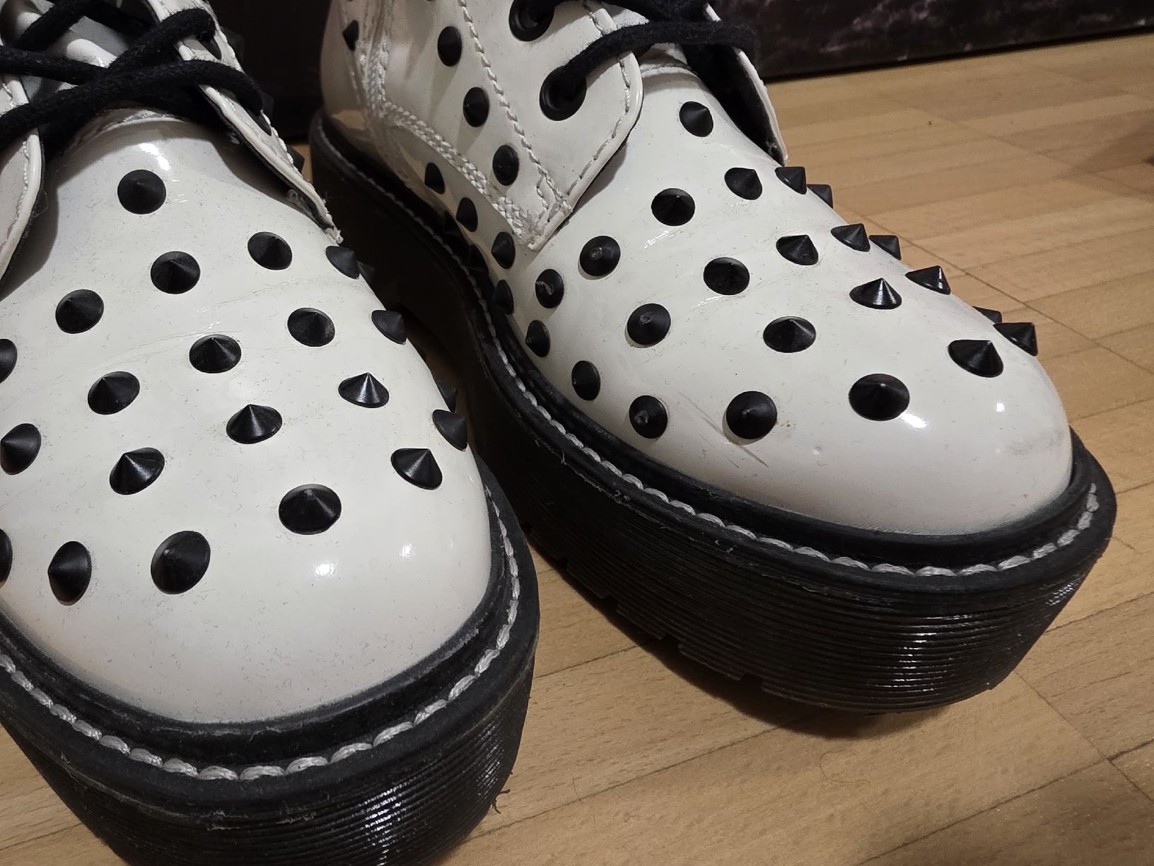 Scarpe da donna: Stiefel Grösse 37 mit Nieten – Usato da St. Gallen venduto da Shelly__x3 3