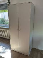 Armadio bianco con ante.