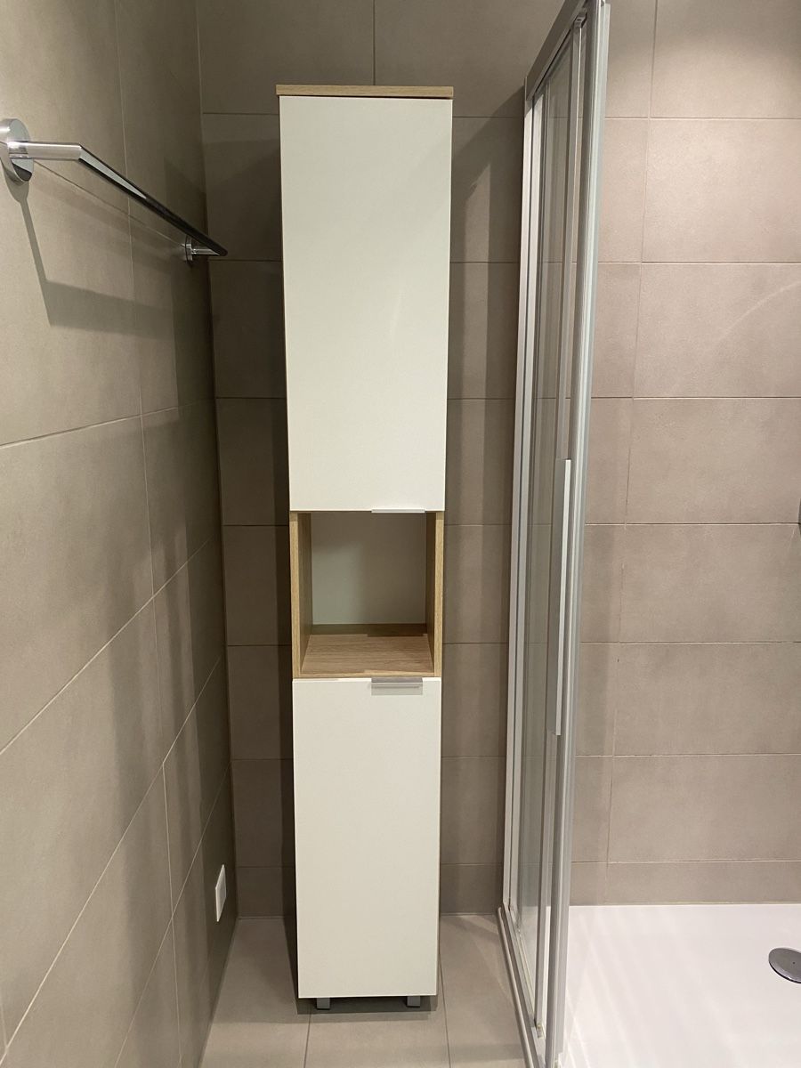 Armoires: Badezimmerschrank (weiss/Holzspan) – D'occasion à Zug par shoppingqueen10