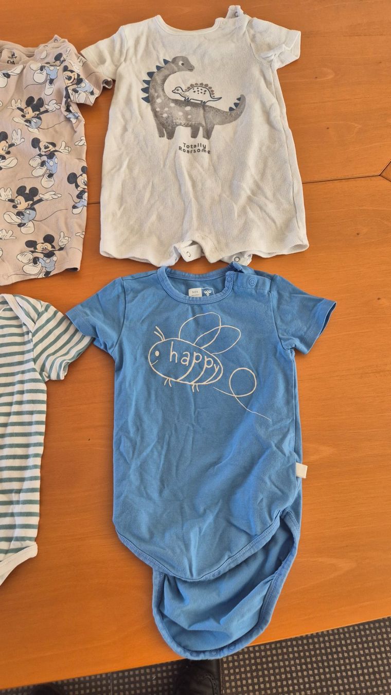 Lotti & Set di vestiti: Lot de 8 bodys manches courtes, taille 98 – Usato da Goumoens-la-Ville venduto da cfaIII 4