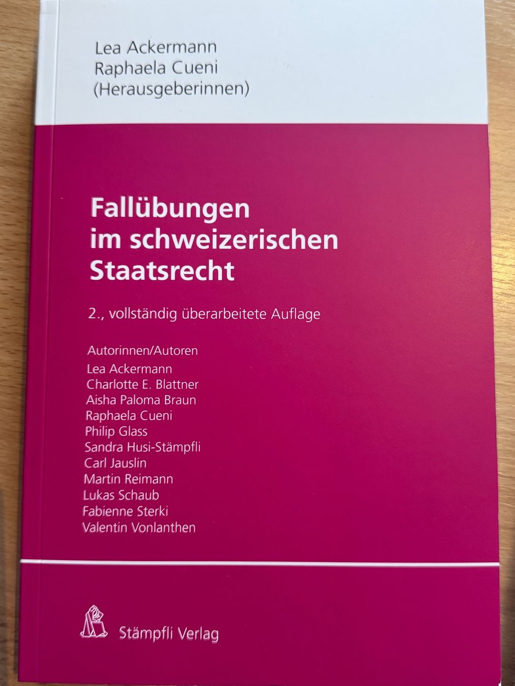 Libri: Fallübungen im schweizerischen Staatsrecht – Nuovo (secondo la descrizione) da Hirzel venduto da jul_2v9w