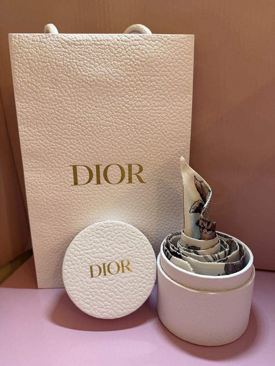 Dior Foulard & Sciarpe: Dior Seiden Mitzah-Schal – Nuovo (secondo la descrizione) da Bern venduto da Blueangel6