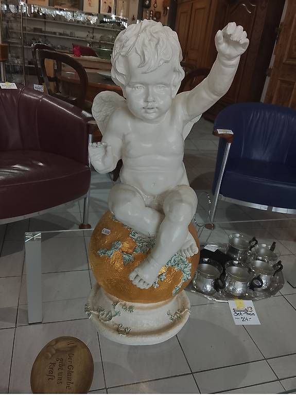 Figuren: Engel auf goldfarbener Kugel Polystone – Gebraucht aus Neuhausen am Rheinfall von galleria13