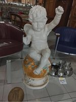 Engel auf goldfarbener Kugel Polystone