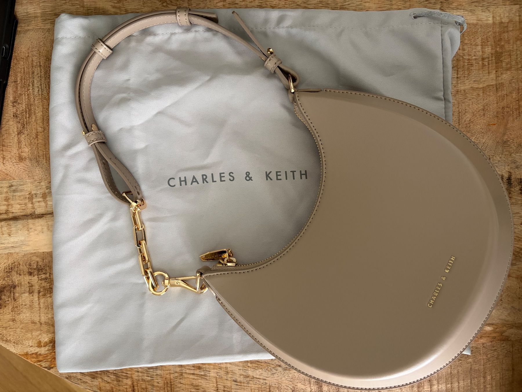 Taschen für Damen: Charles & Keith New Shoulder Bag – Neu und originalverpackt aus Zürich von mon_ht6w