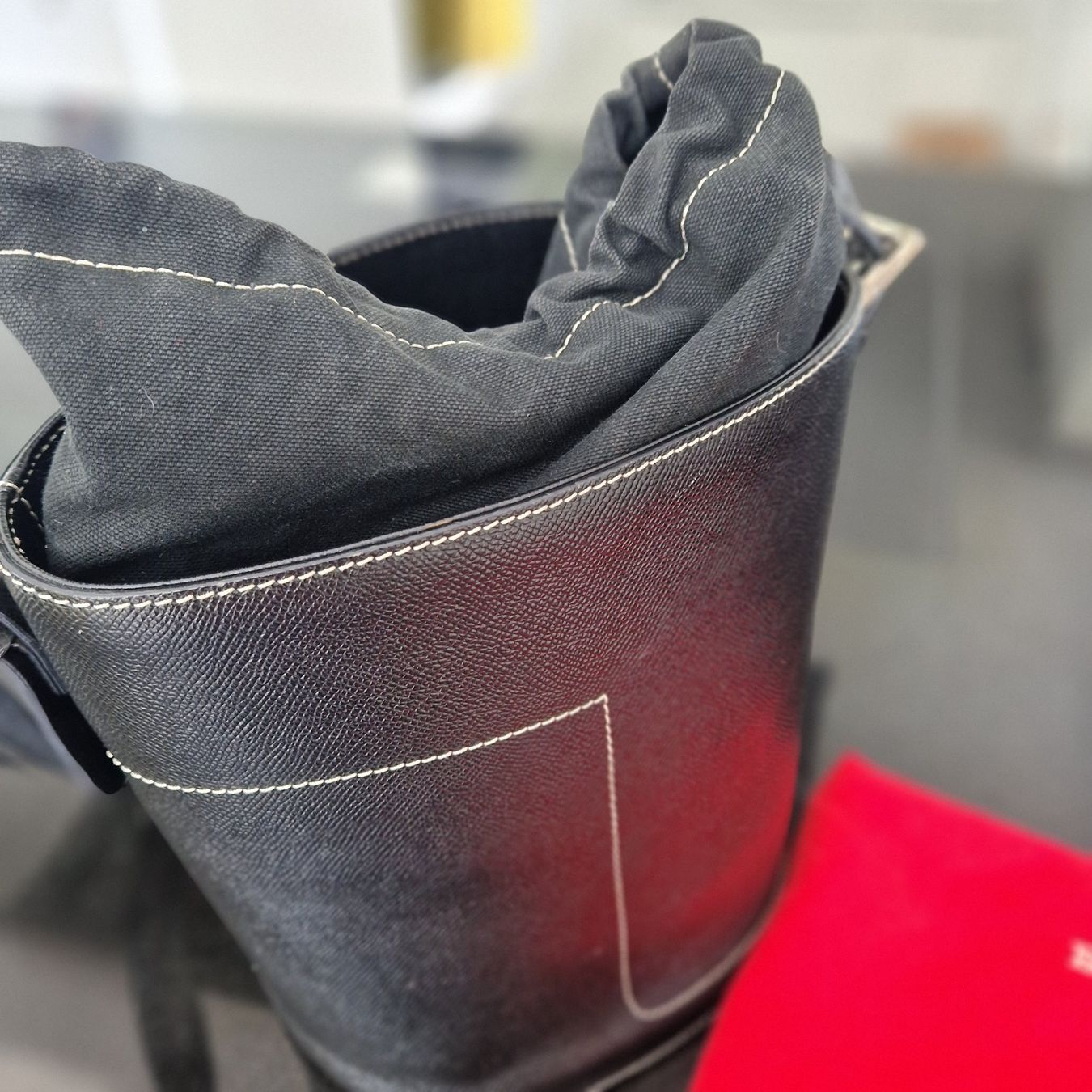 Bally Borse da donna: Bally Drawstring Bucket Bag, schwarz J2018 – Usato da Gränichen venduto da sunchi07 2