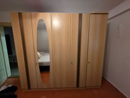 Schrank mit separatem teil