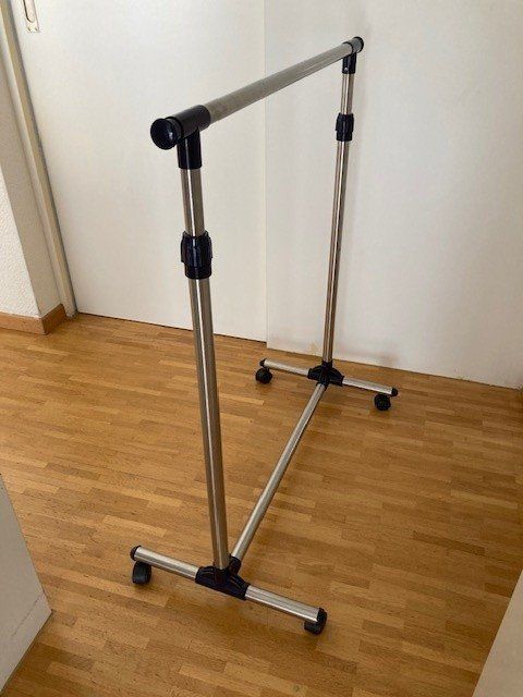 Porte manteau: Kleiderständer auf Rollen – D'occasion à Rapperswil SG par sum_y5g5 1