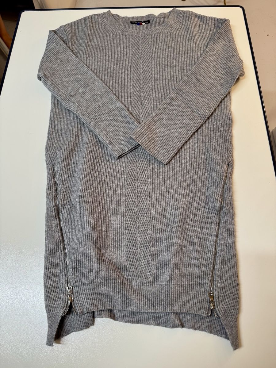 Maglioni & Felpe: Grauer Strickpullover LOUISE OROP mit Reissverschlüssen S/M – Usato da Zürich venduto da Nobs1