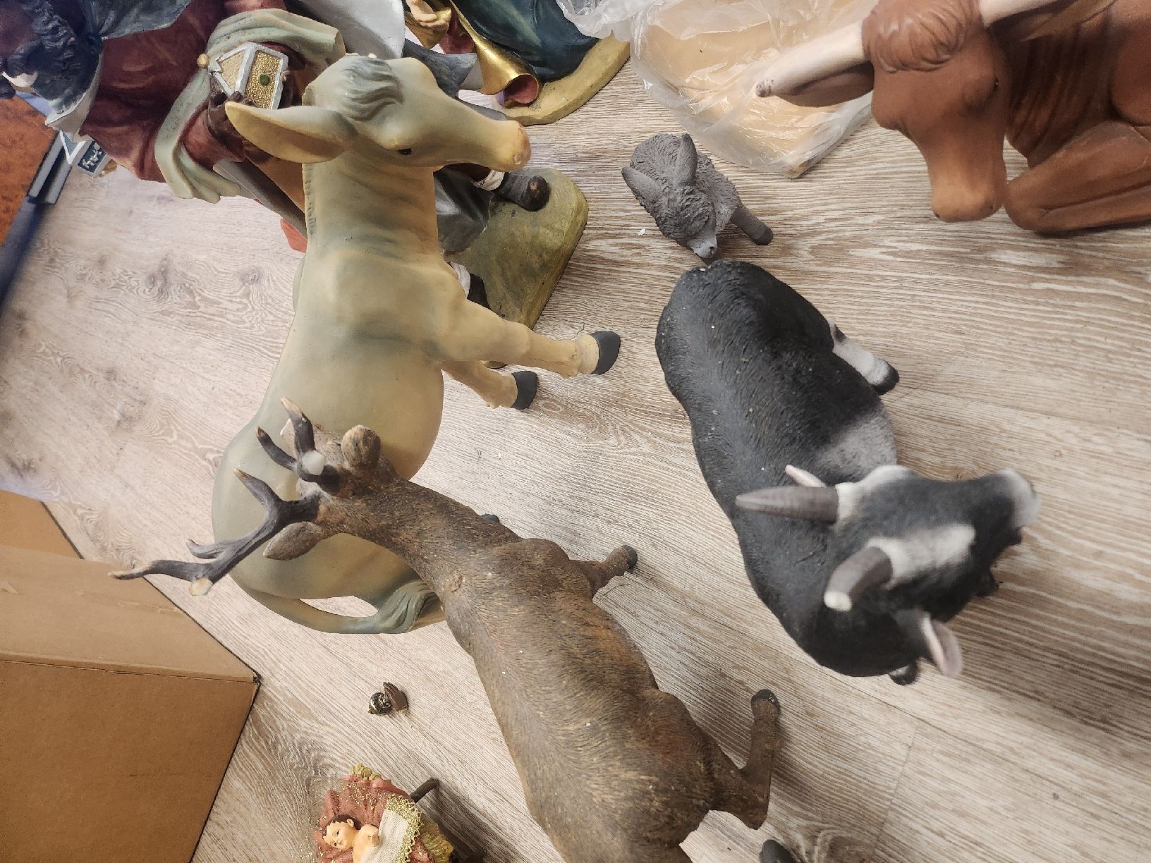 Tutte le decorazioni: Grosse Weihnachtskrippe mit Figuren und Tieren – Usato da Tuggen venduto da Zweitechanceboutique 7