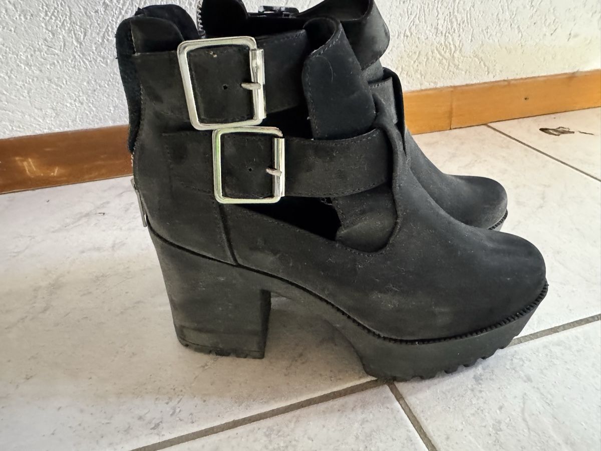 Scarpe da donna: Bottines noires à boucles stylées - Taille 38, parfaites! – Nuovo (secondo la descrizione) da Villars-sous-Mont venduto da lis_pl5h