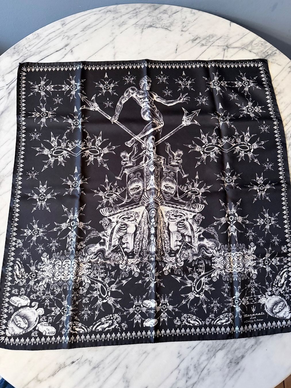 Foulard & Sciarpe: Seidentuch by Ginny Litscher for Maserati – Nuovo e nell'imballaggio originale da Zürich venduto da Secretwish007
