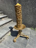 Massiver barocker Kerzenständer mit handverzierter Kerze