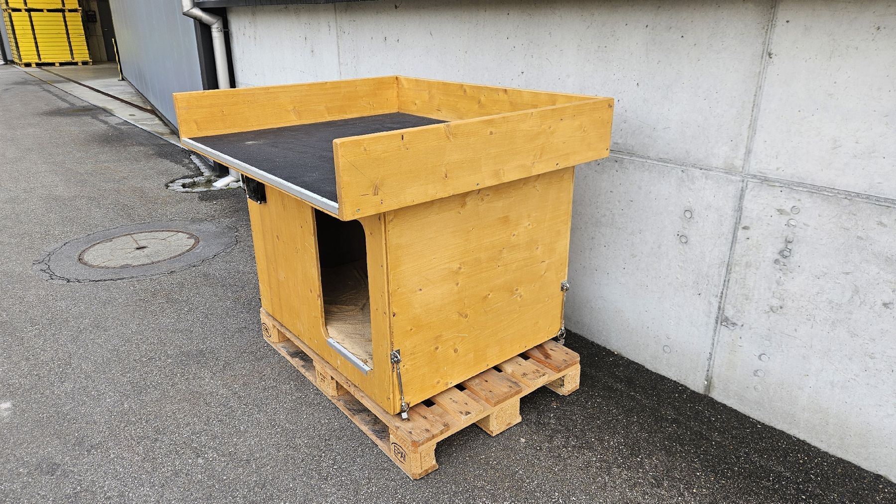 Liege- & Schlafplätze: Hundebox für Kleinbus – Gebraucht aus Buchs AG von thebull01 1