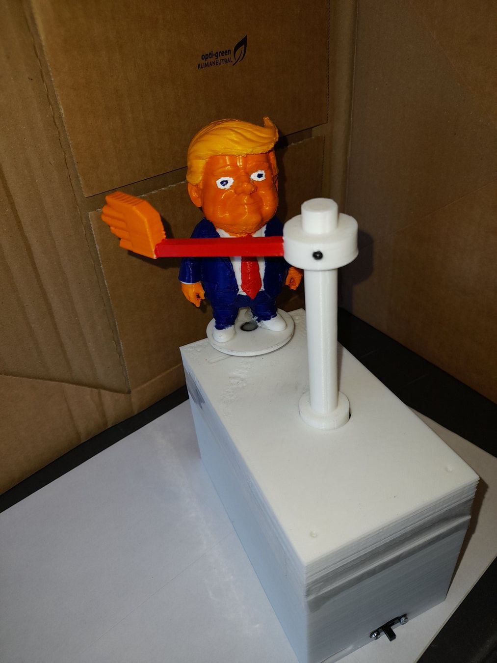 Statuette: Trump Watscher – Nuovo (secondo la descrizione) da Uettligen venduto da swissplatipus