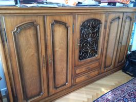 Antikes Nussbaumbuffet mit Vitrine, Bar und viel Stauraum