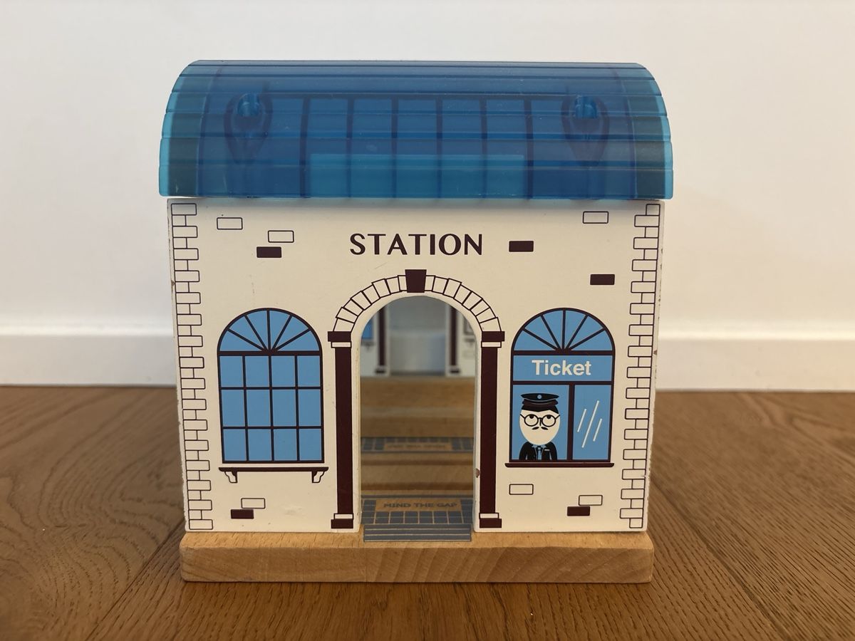 Brio Giocattoli: Brio Bahnhof – Usato da Hüntwangen venduto da Weiach8187