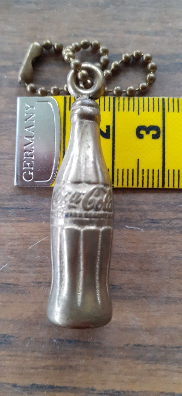 Coca-Cola Schlüsselanhänger & - bänder: Coca Cola Anhänger Vintage – Gebraucht aus Mörschwil von lindaswunderkiste 4