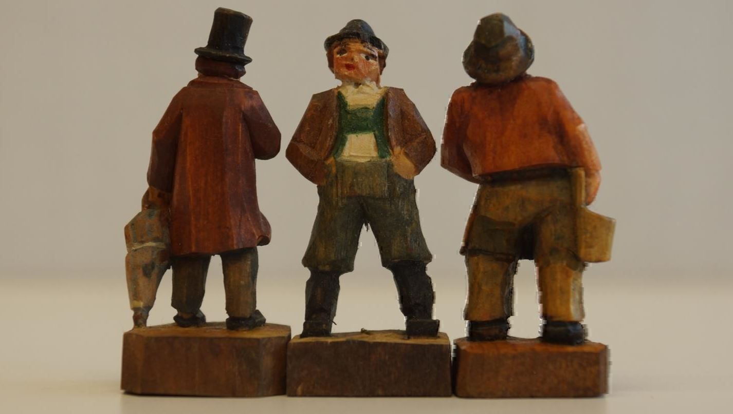 Sculture & Statue: 3 Männer, geschnitzt – Nuovo e nell'imballaggio originale da Brienz BE venduto da P.Edelweiss 1