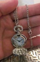 Taschenuhr Umhängeuhr silbrig mit Deckel und Kette